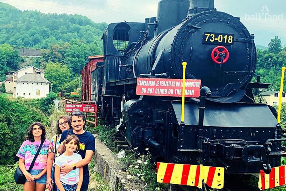 rodina pózující před vlakem
