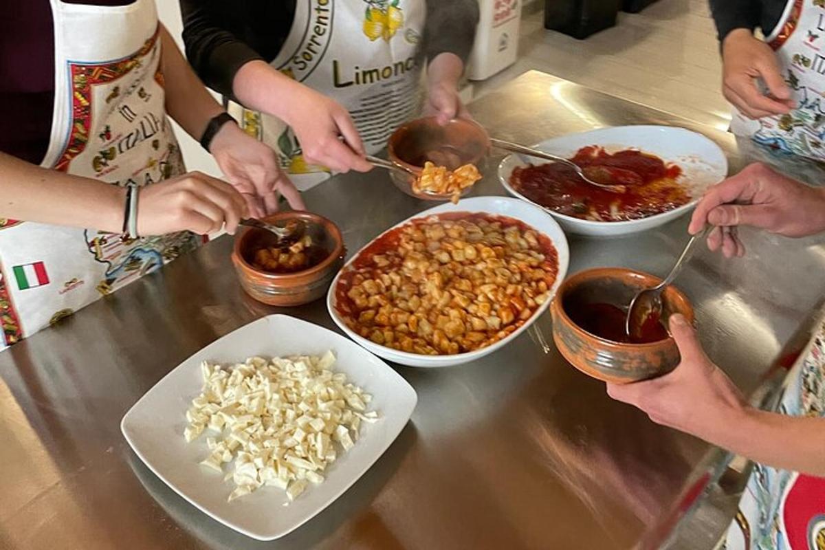 skupina ljudi, ki pripravljajo hrano v skledah na pultu
