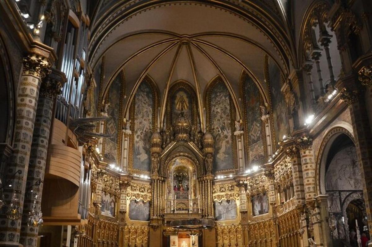 Una gran iglesia con un gran altar en ella