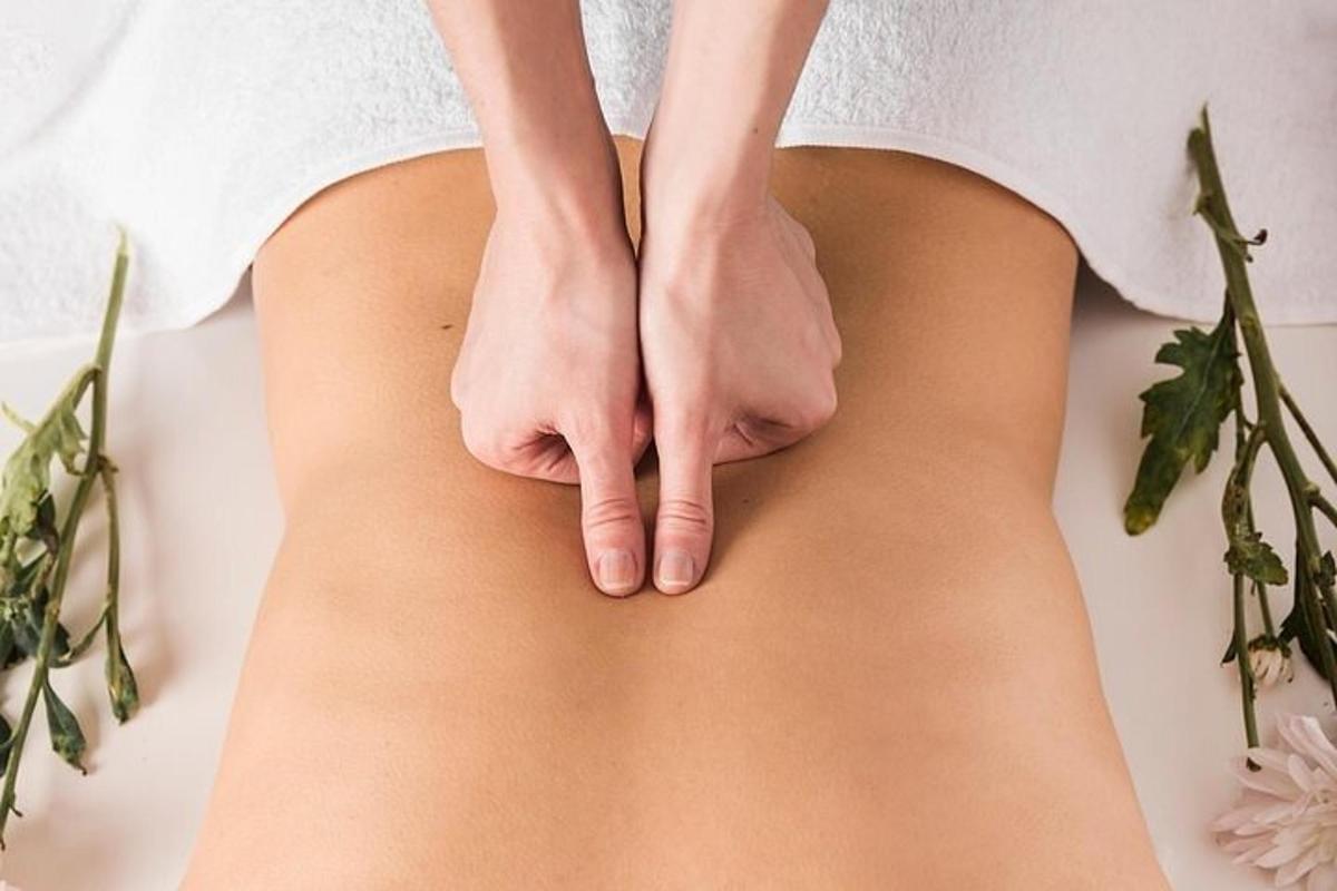 una donna con le mani sullo stomaco