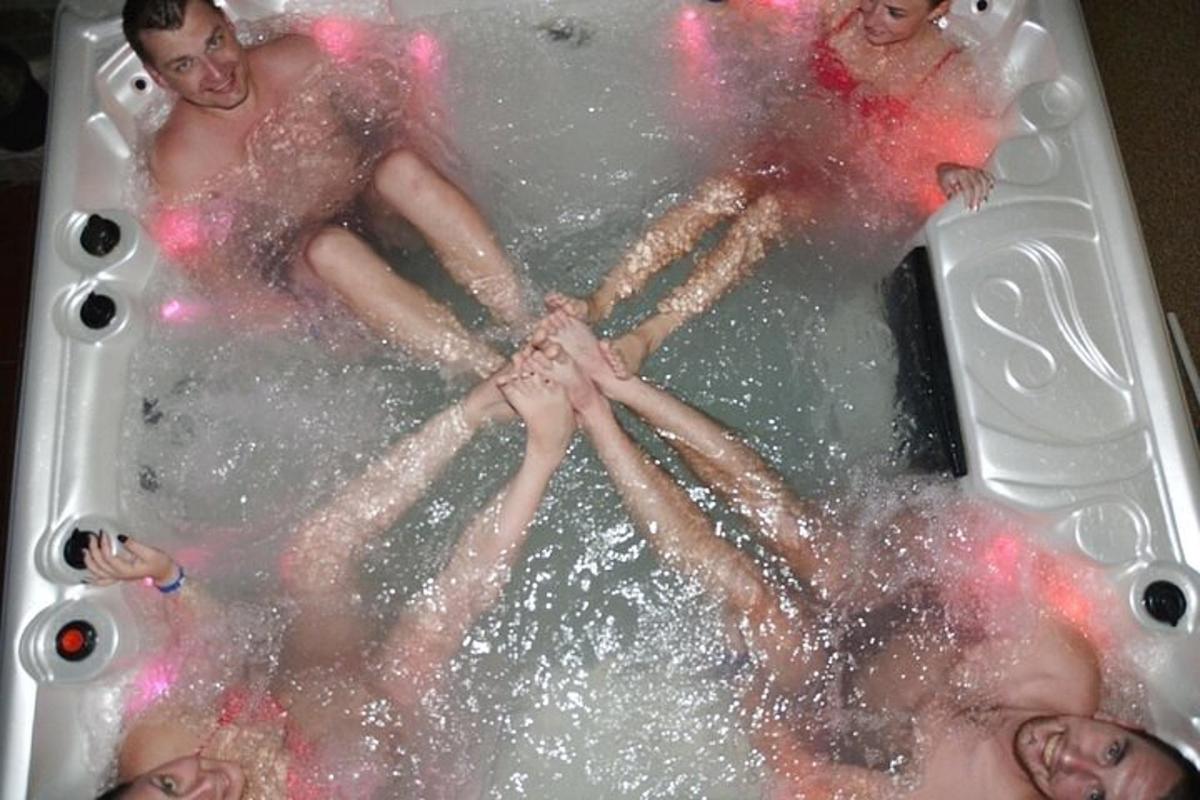 un gruppo di persone in una vasca da bagno con acqua