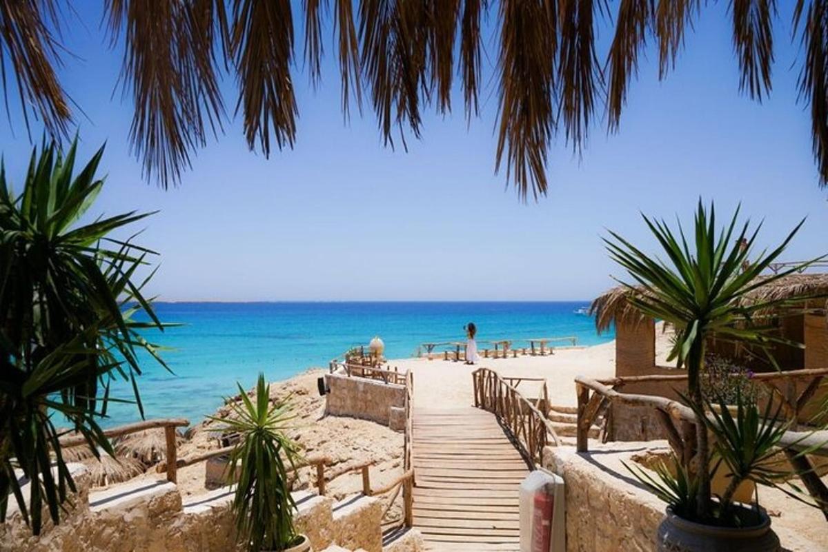 ein Strand mit einem Holzweg, der zum Meer führt