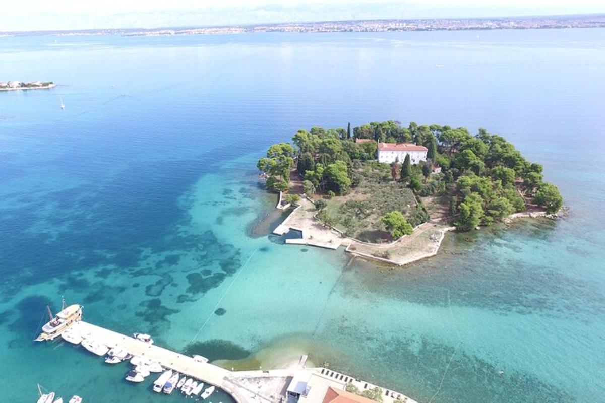 eine Luftaufnahme einer Insel im Wasser