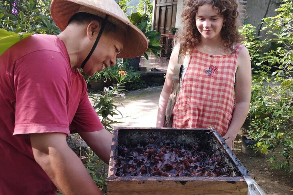 Un hombre y una niña mirando una caja de remolachas