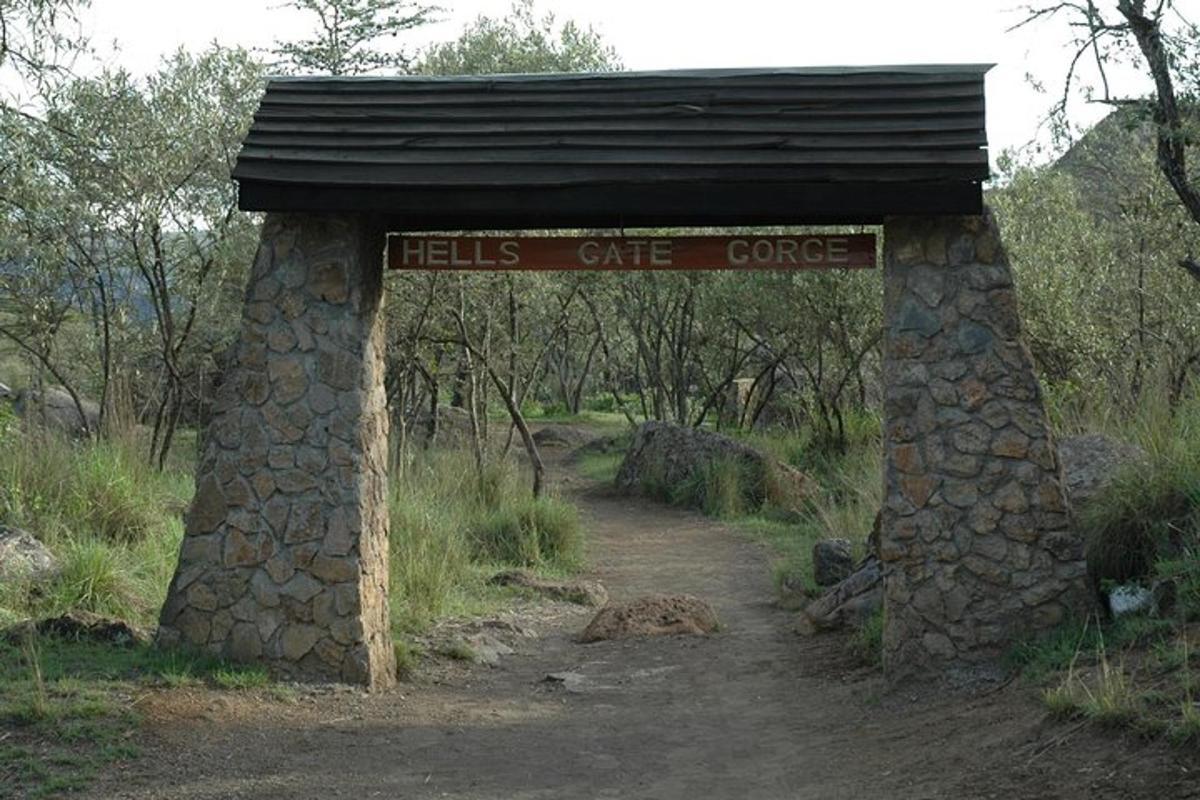 um arco de pedra com uma placa que diz cura um desfiladeiro
