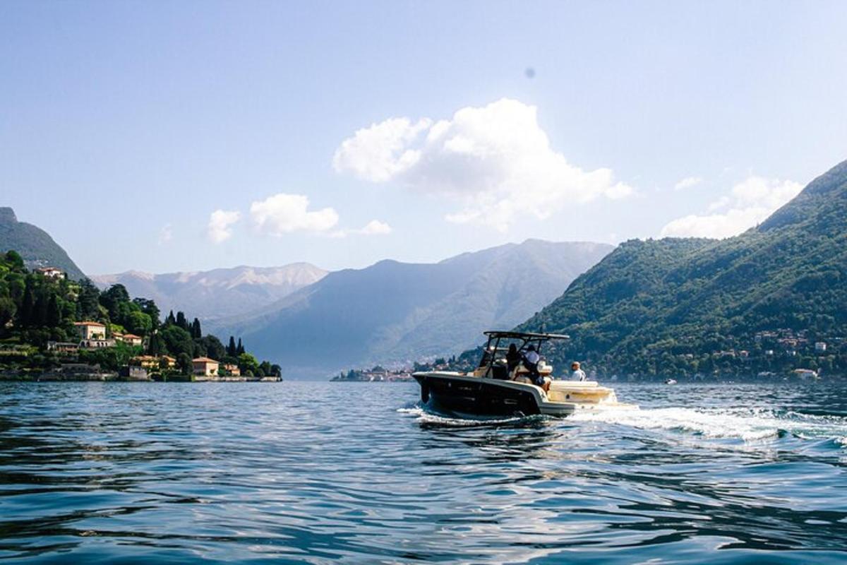 o barcă pe un lac cu munți în fundal