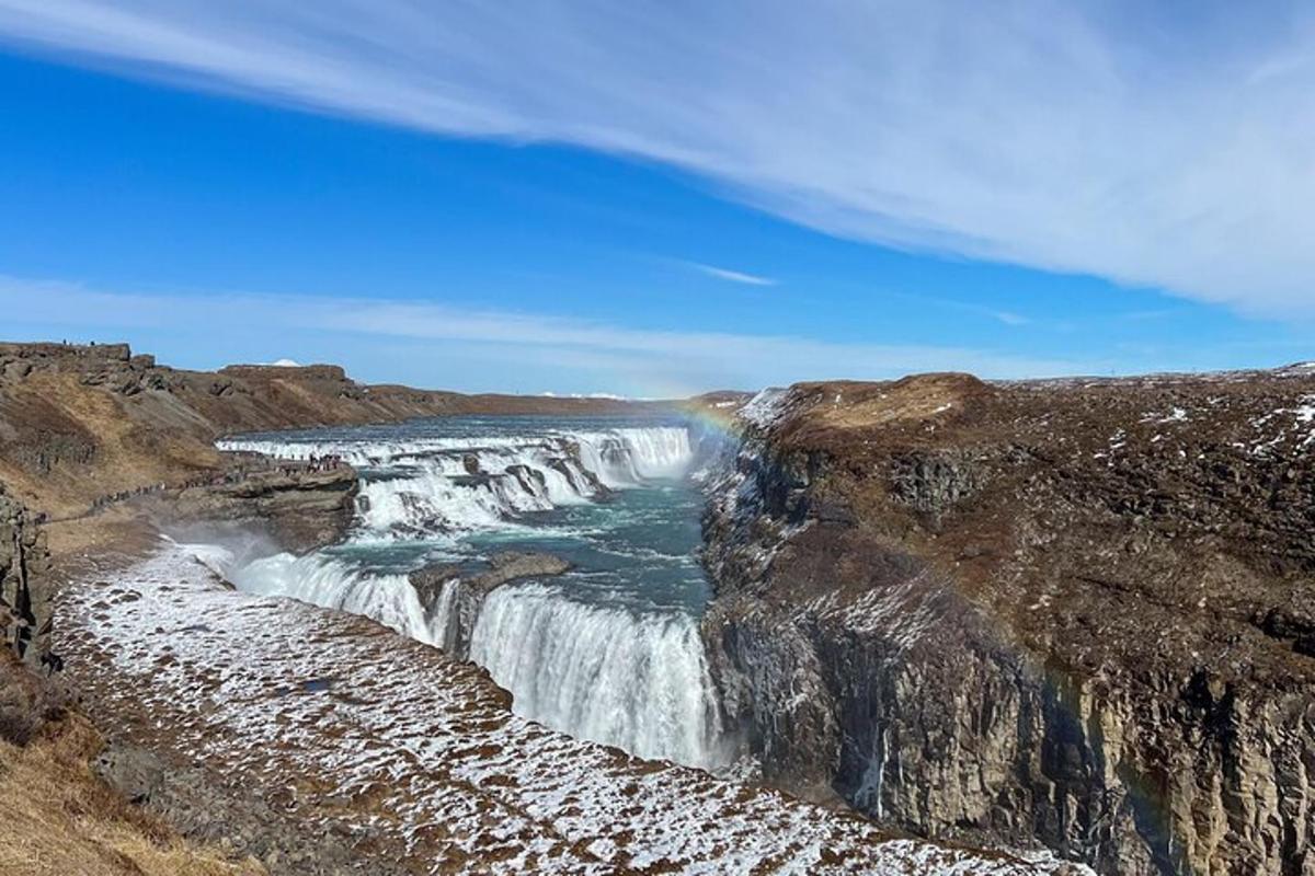 una vista di una cascata sul fianco di una montagna