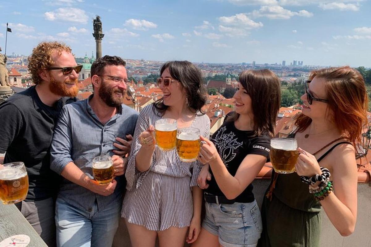 skupina ljudi, ki držijo kozarce piva