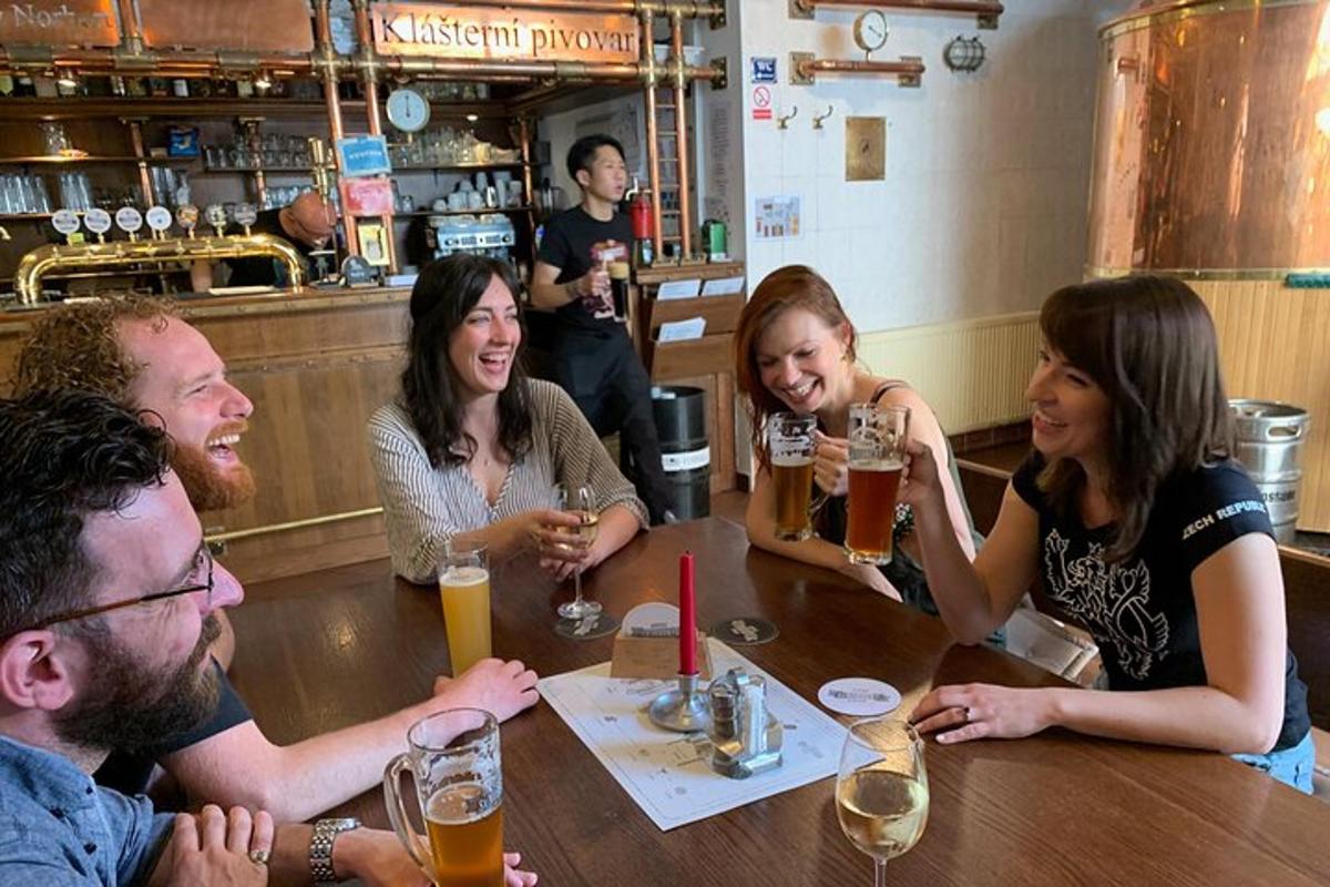 isang grupo ng mga tao na nakaupo sa paligid ng isang mesa sa isang bar