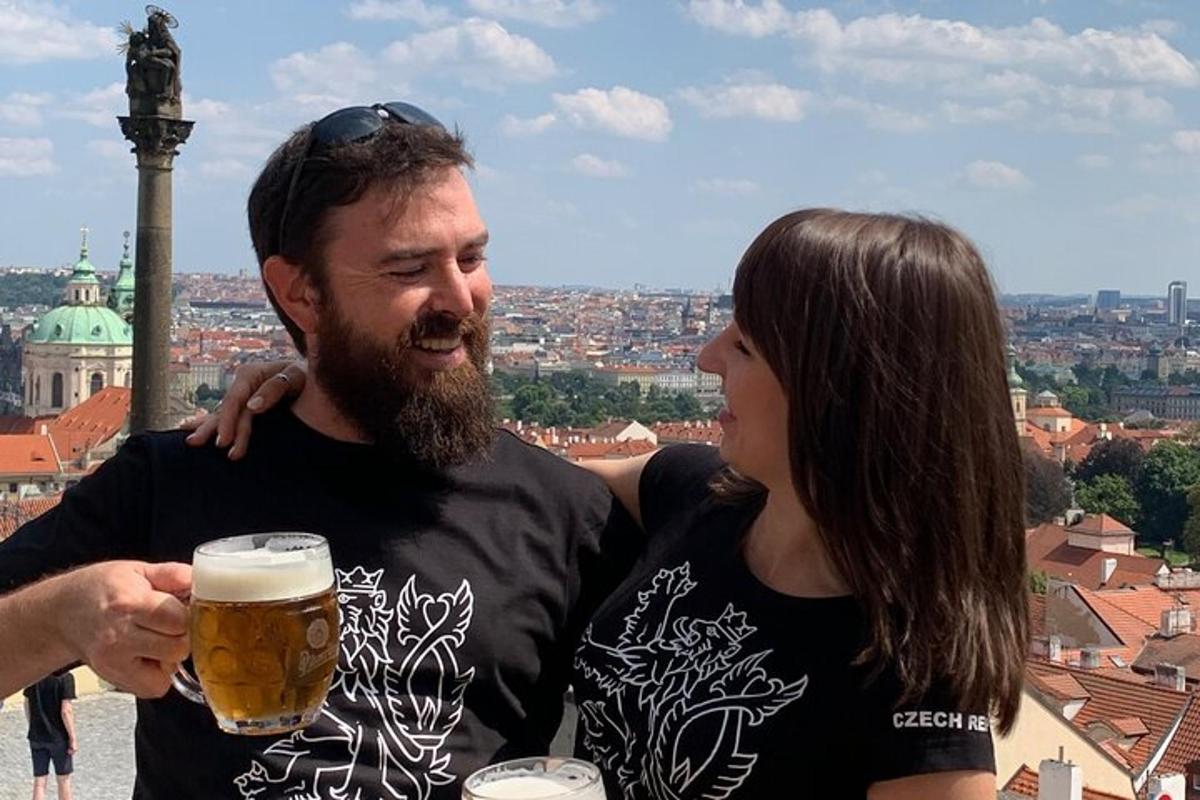 egy férfi és egy nő egy pohár sört tartva