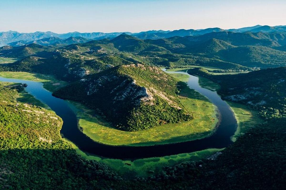 upės kalnuose vaizdas iš oro