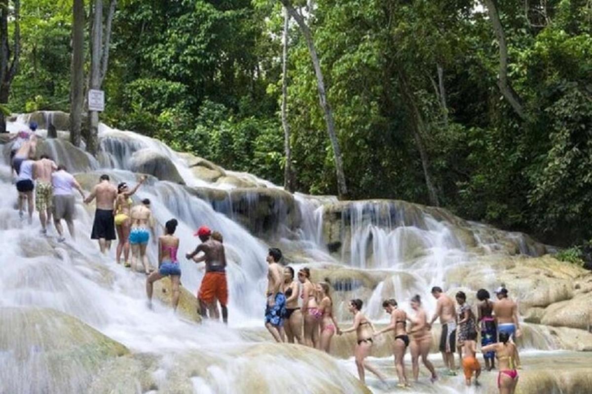 sekumpulan orang di dalam air di air terjun