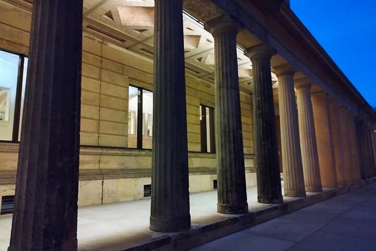 una vista de un edificio con columnas