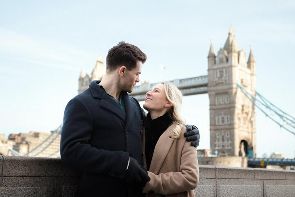 un uomo e una donna in piedi davanti al Tower Bridge