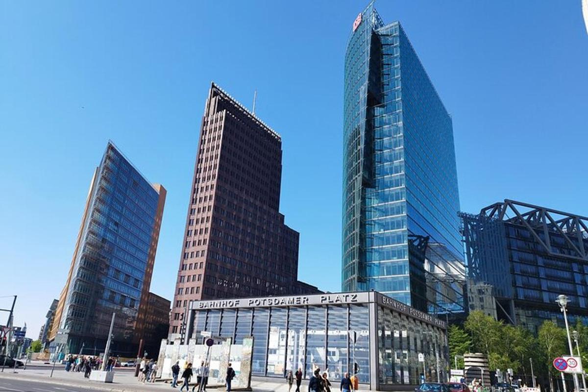 un grupo de edificios altos en una ciudad