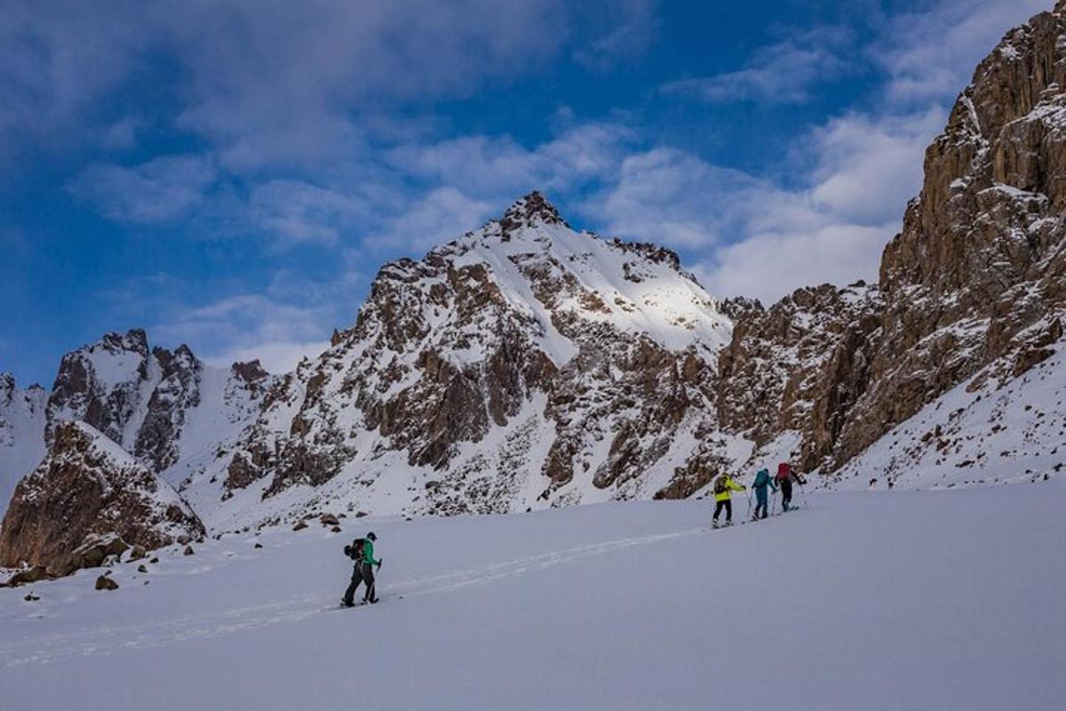 un gruppo di persone che sciano su una montagna innevata