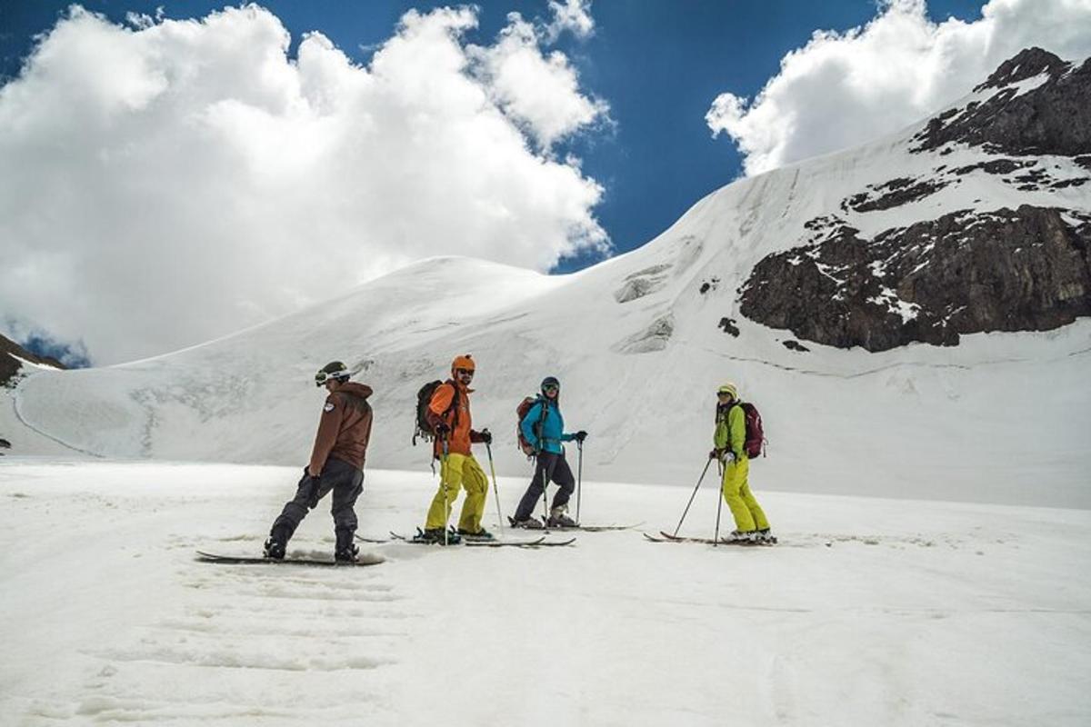 un gruppo di persone sugli sci su una montagna innevata