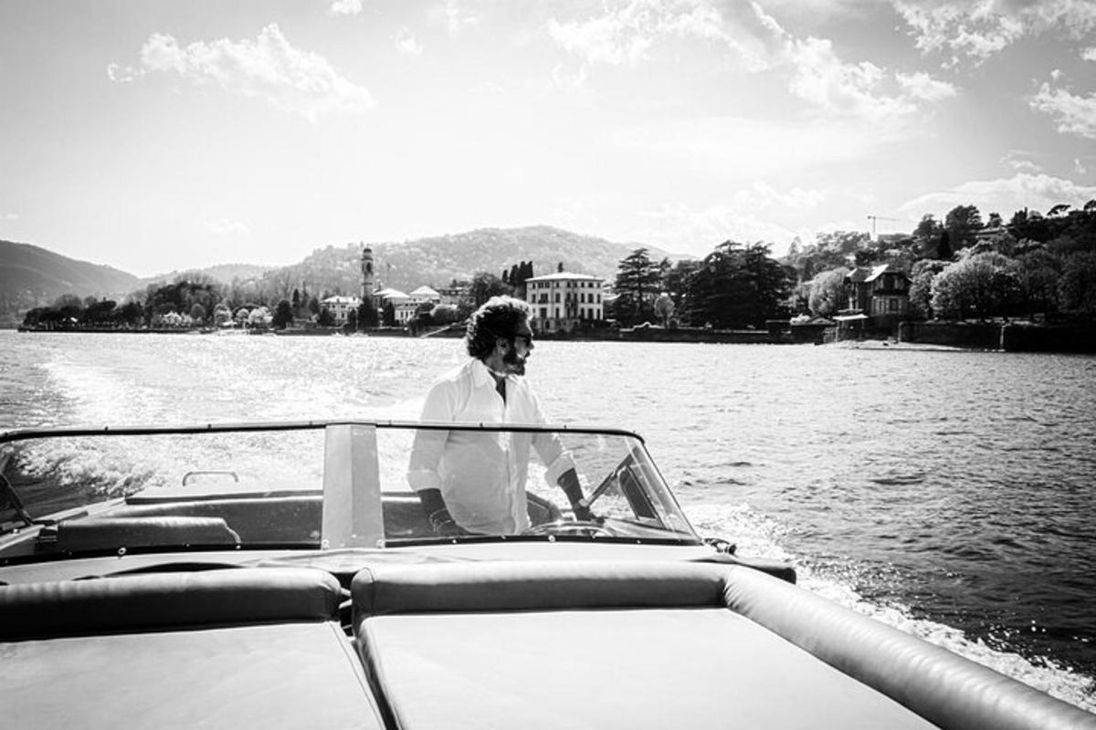 um homem em um barco na água