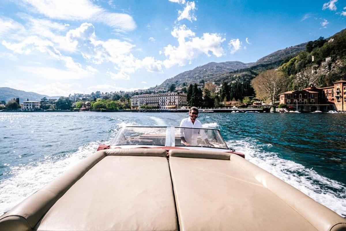 um homem em um barco na água