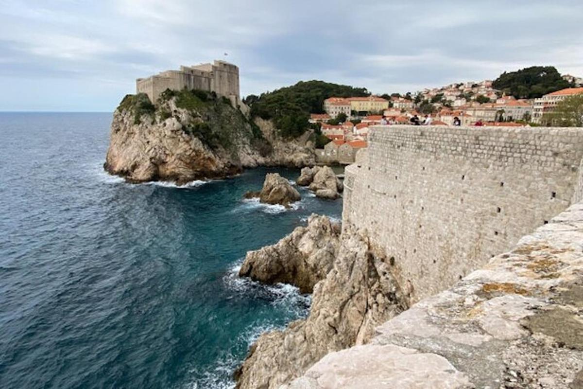 hrad na vrcholu útesu u oceánu