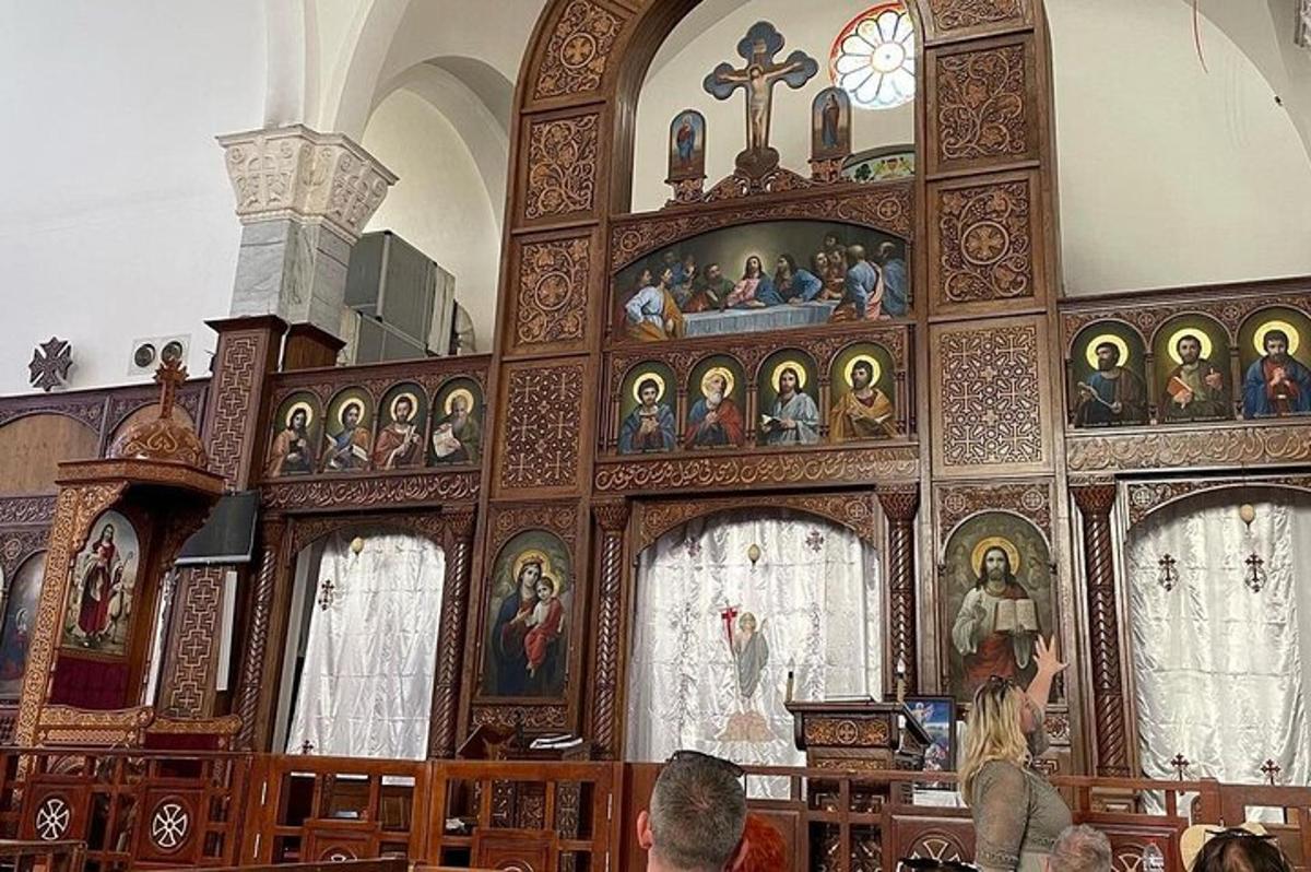μια ομάδα ανθρώπων σε μια εκκλησία με πορτρέτα στον τοίχο