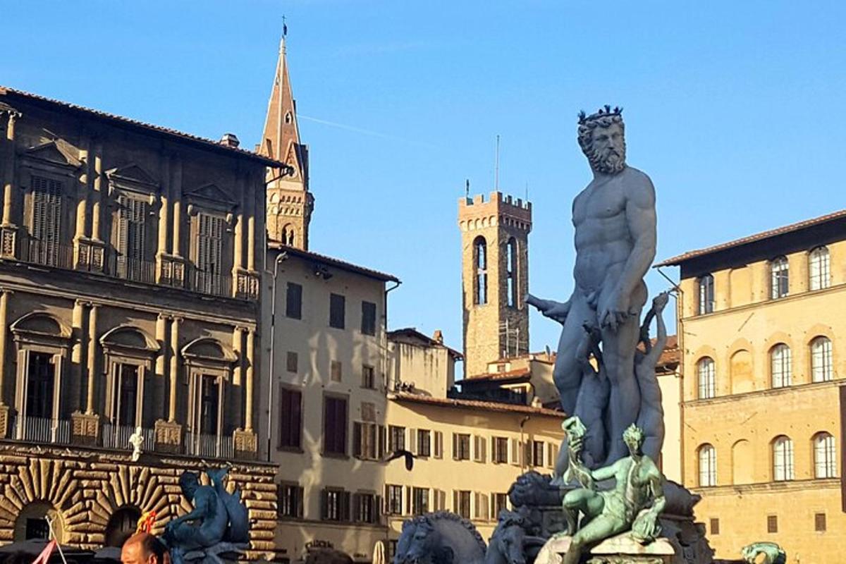 una statua nel mezzo di una città con edifici