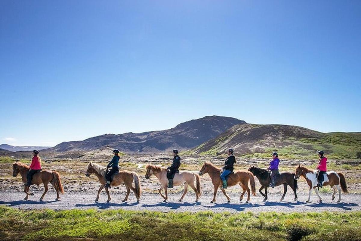 Un grupo de personas montando a caballo en el desierto.
