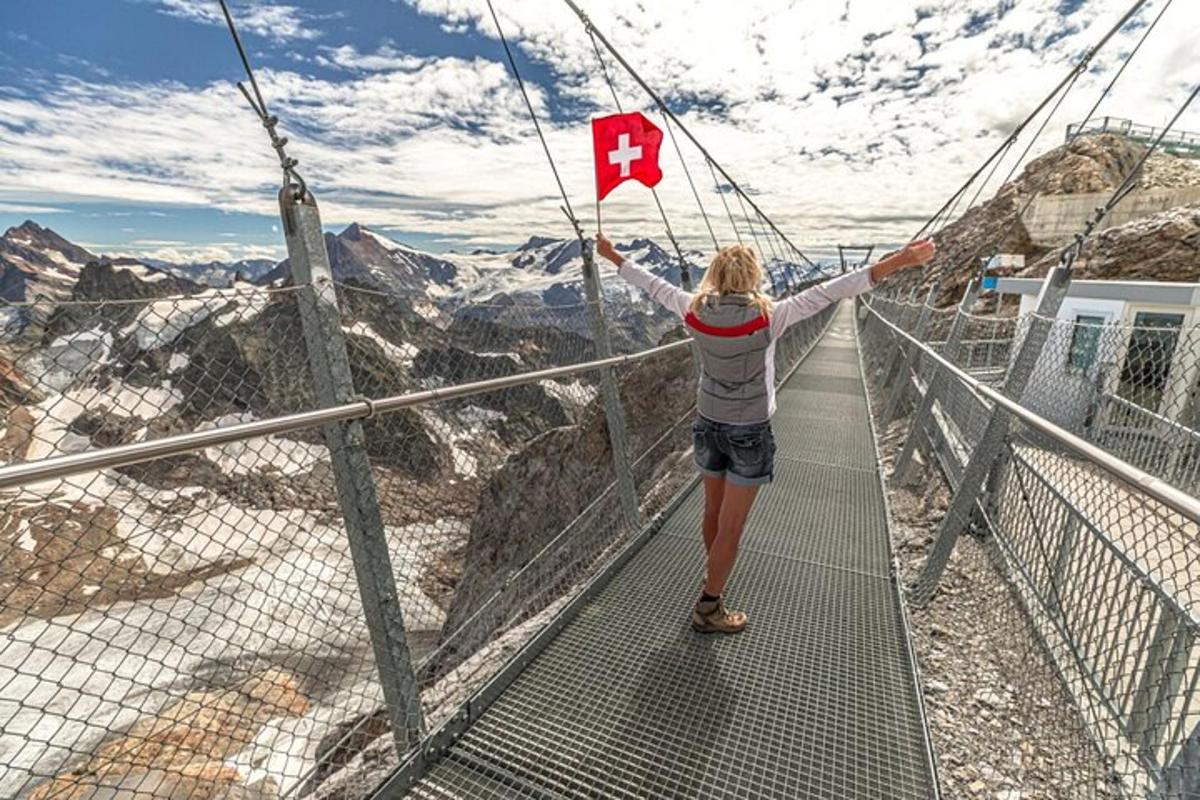 uma mulher em pé em uma ponte suspensa com uma bandeira canadense