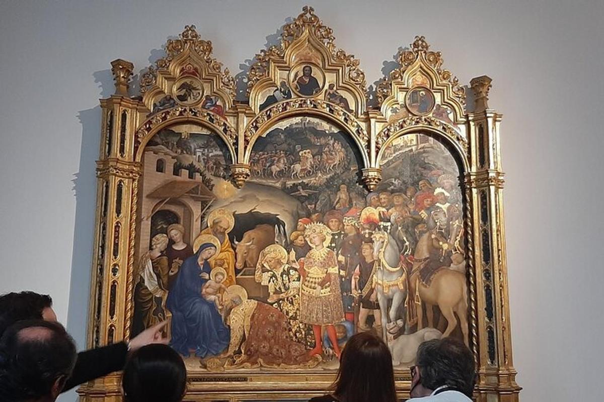 um grupo de pessoas tirando uma foto de uma pintura