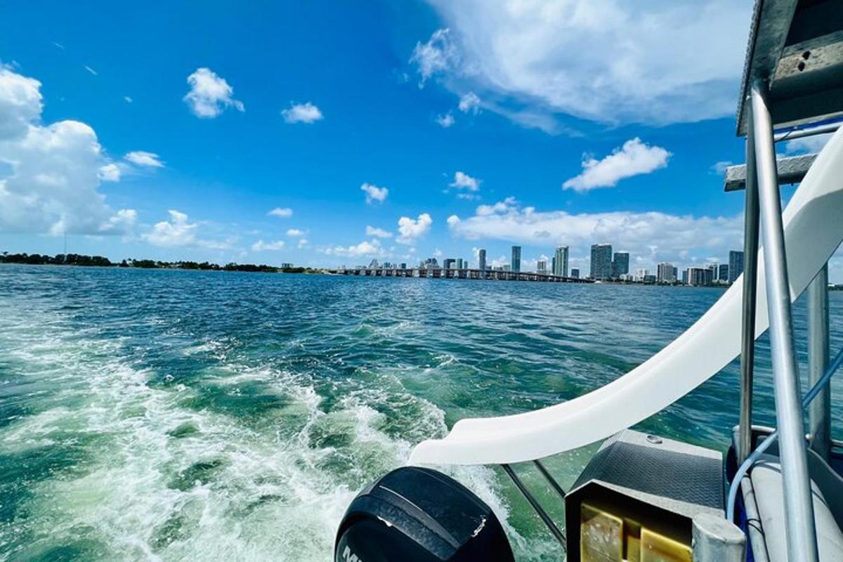 ein Boot im Wasser mit einer Stadt im Hintergrund