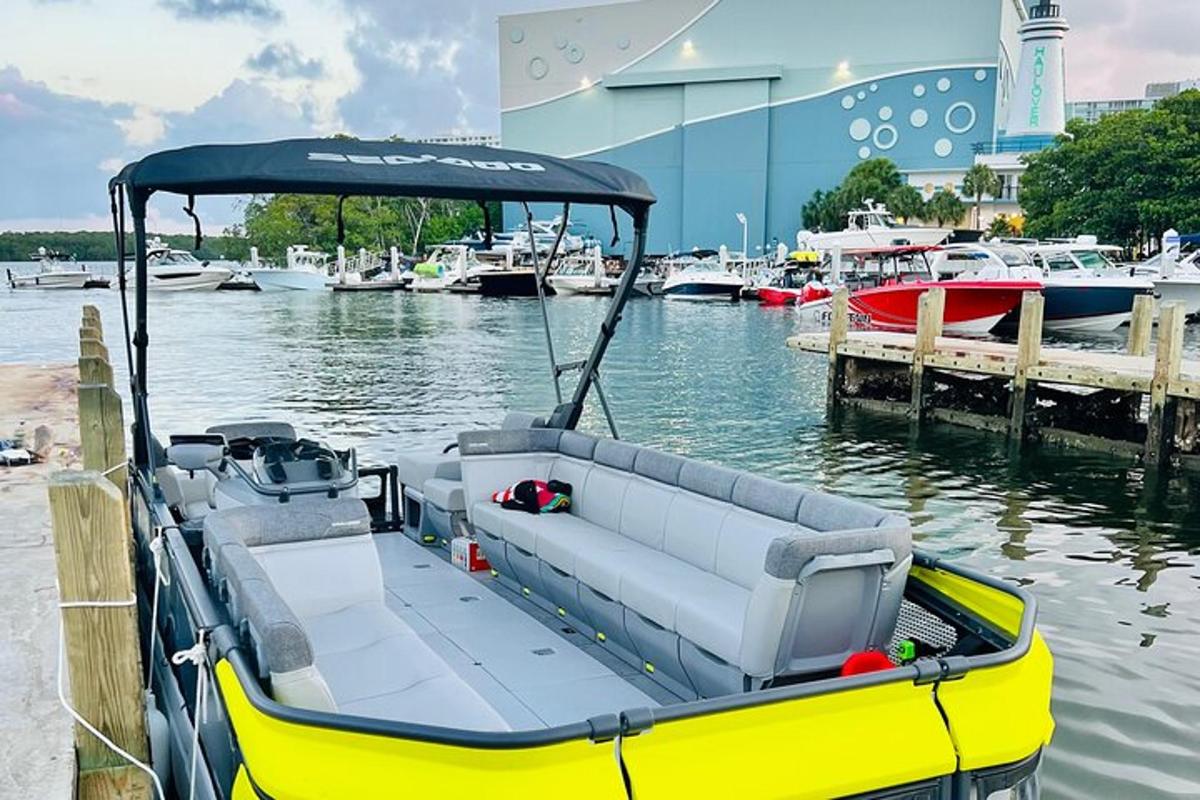 ein gelbes Boot, das mit anderen Booten an einem Dock angedockt ist