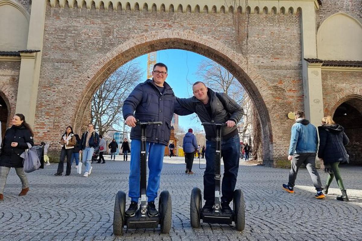 doi bărbați stau pe segifturi într-o curte