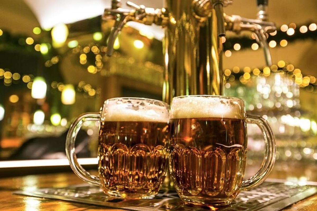 Tvö bjórglös ofan á bar