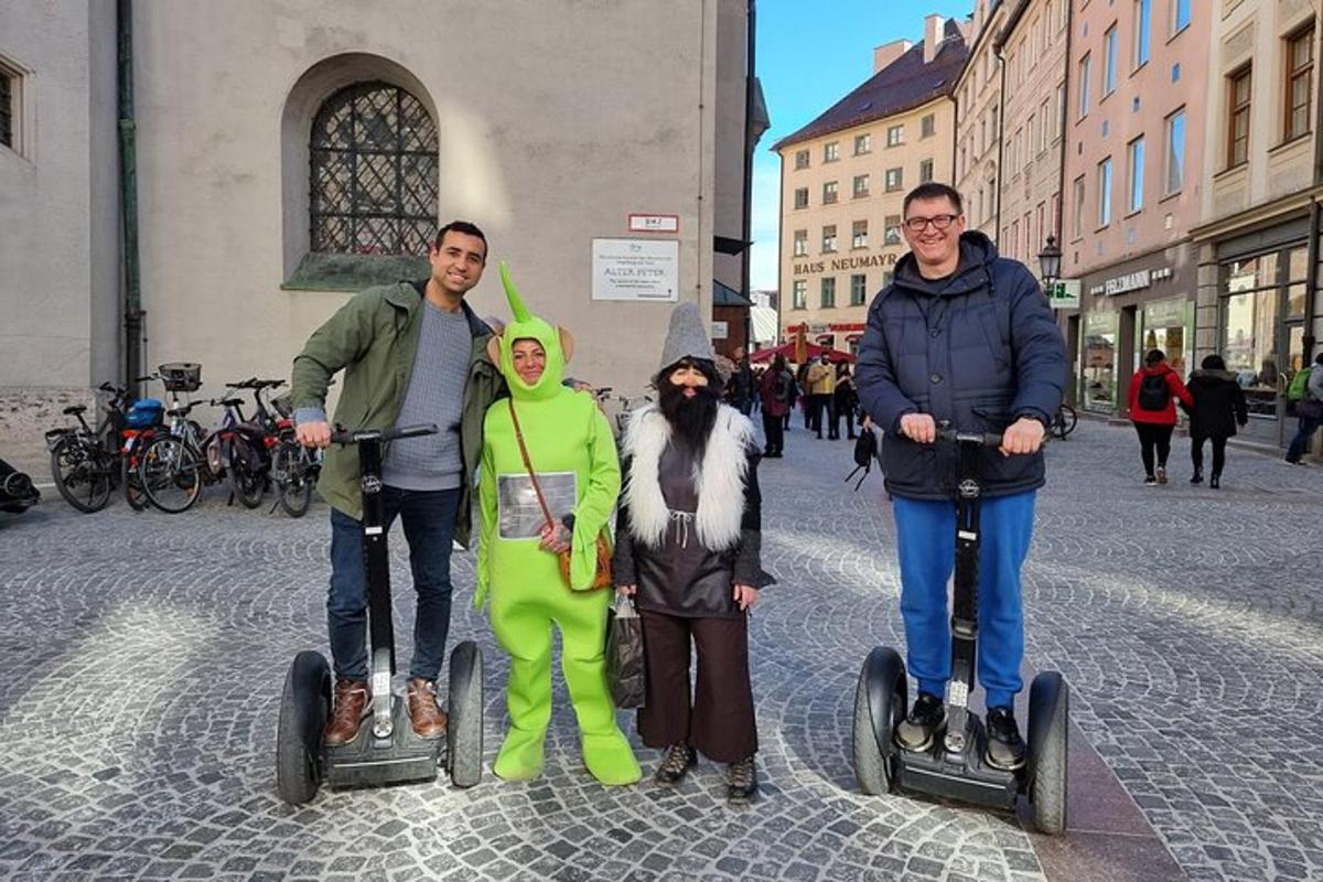 hópur fólks stendur á segway-hjólum á götu