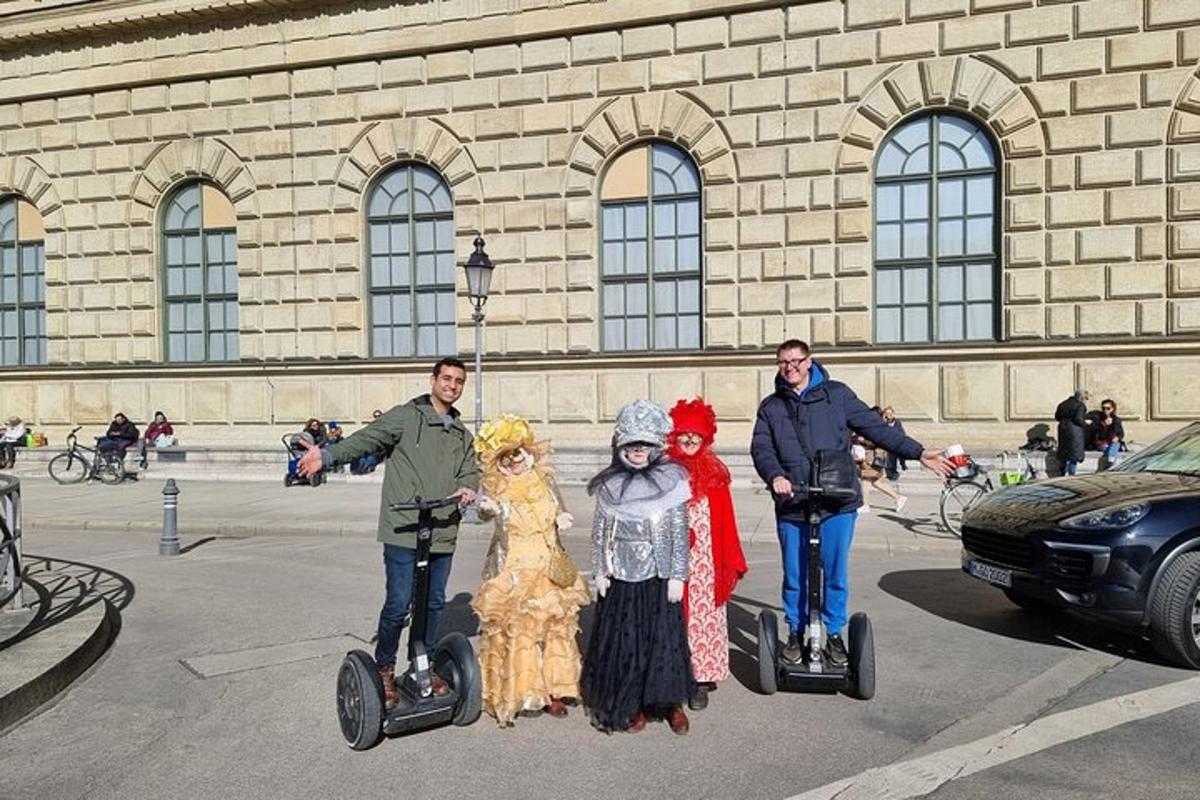 hópur fólks í búningum að pósa fyrir myndatöku