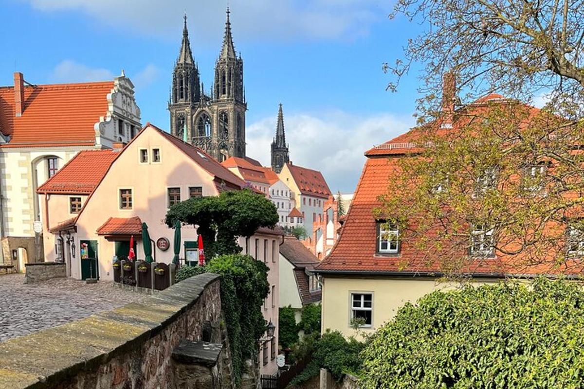 pohled na město s kostelem v pozadí