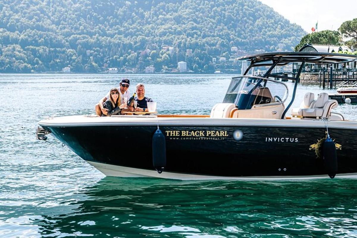 un gruppo di persone su una barca in acqua
