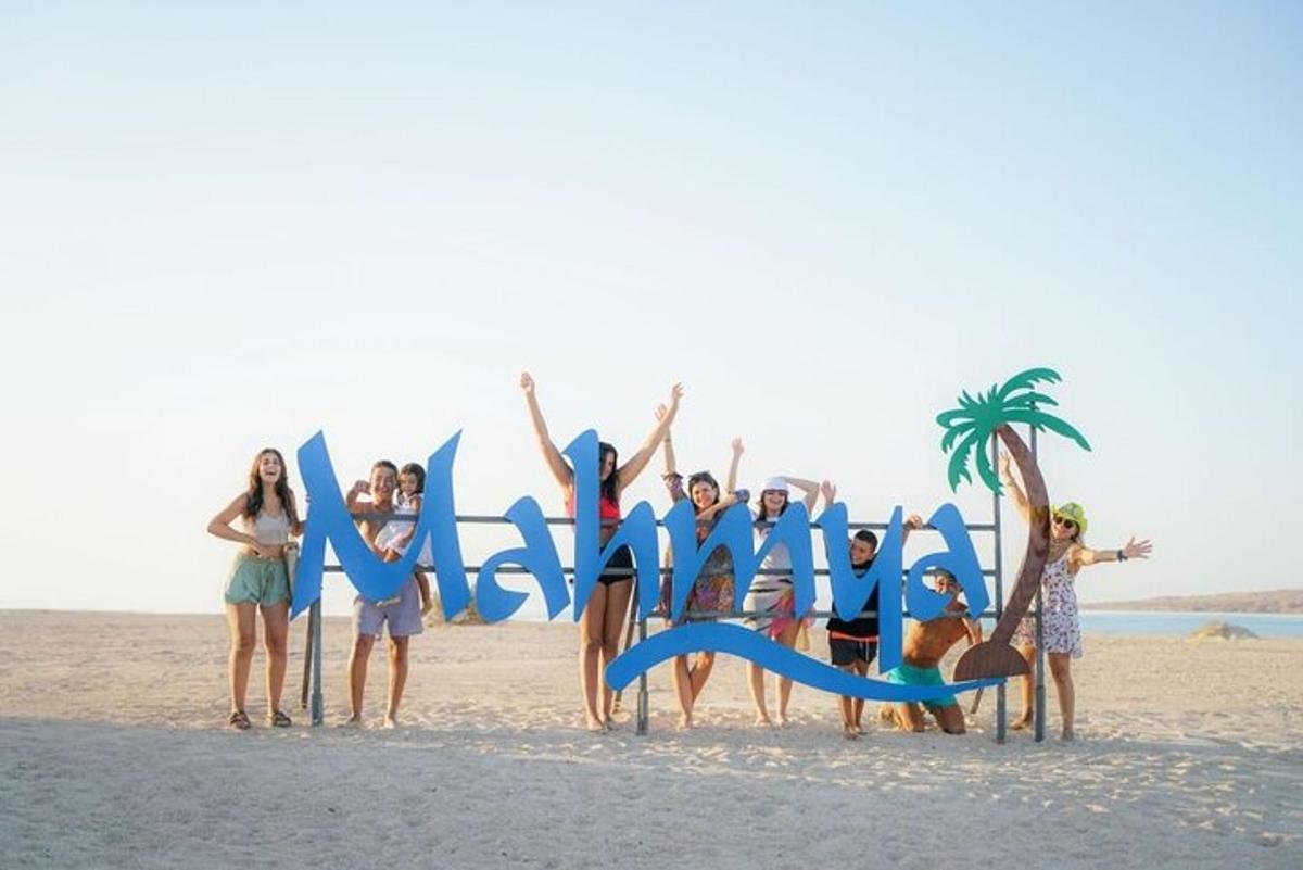 Un grupo de personas posando para una foto en la playa.