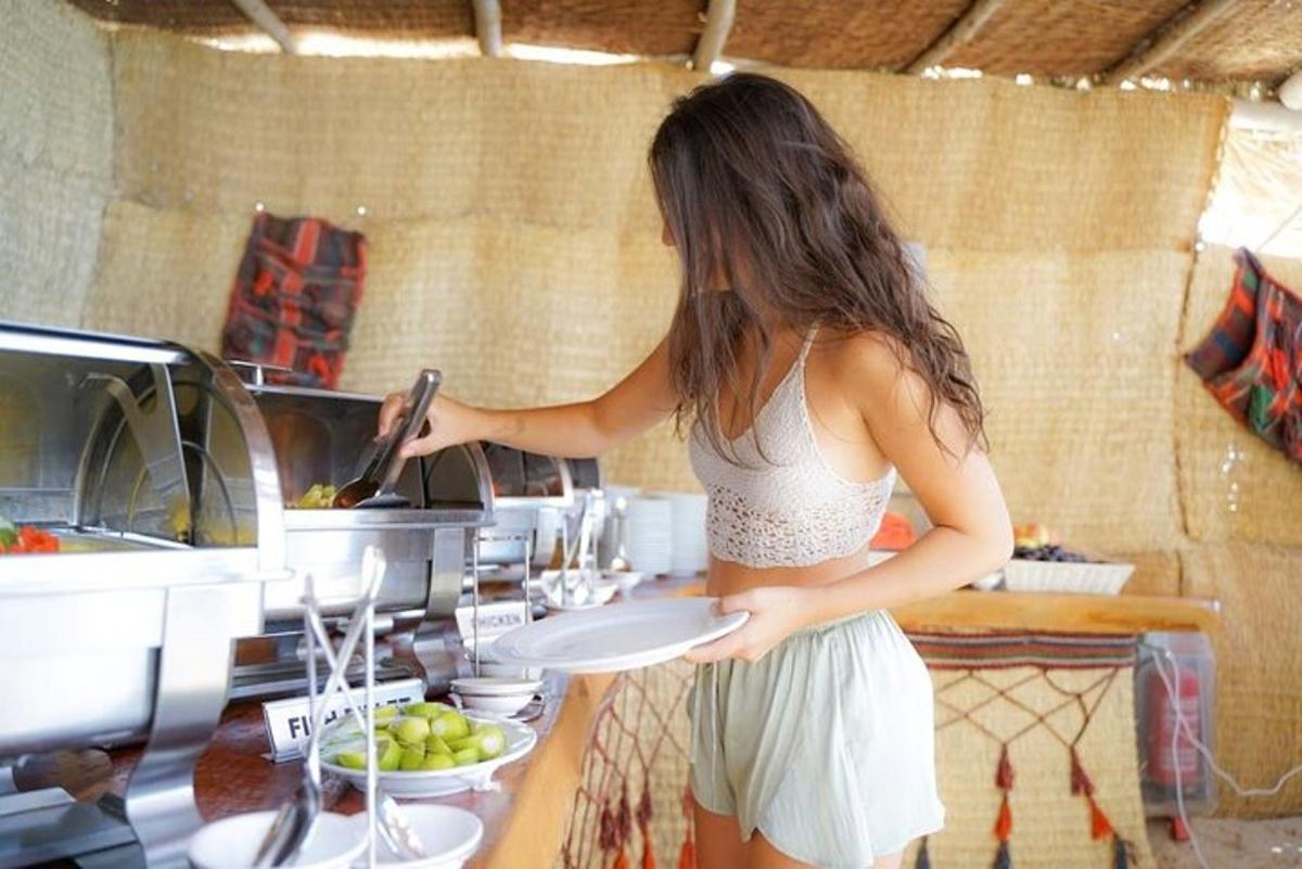 una mujer sosteniendo un plato en una cocina