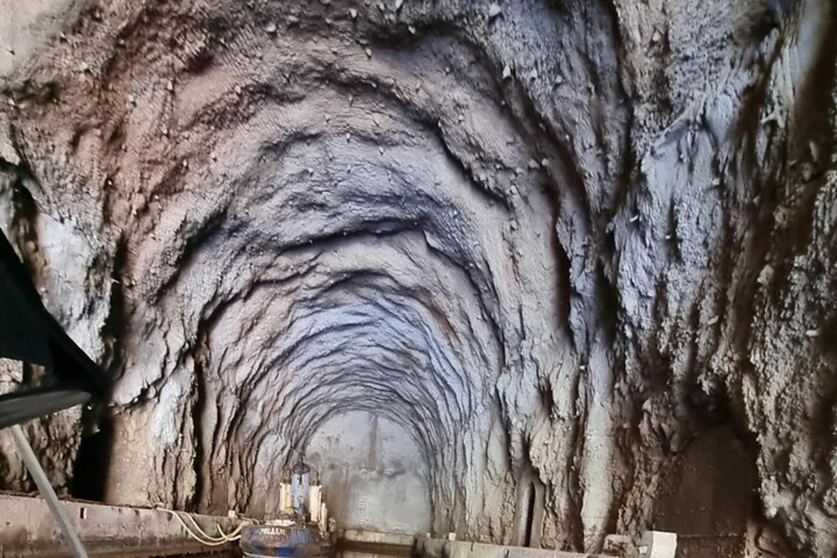 en tunnel i en klippevæg med en tunnellængde