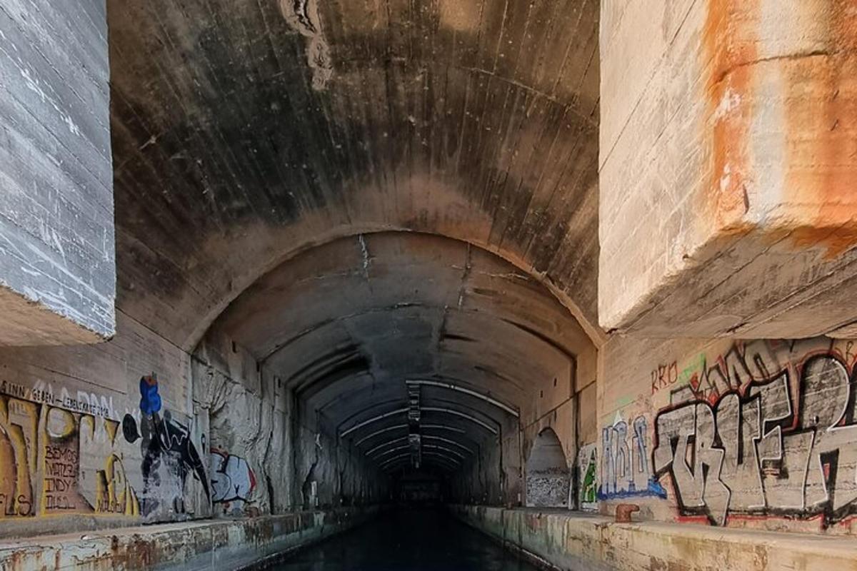 tunel s graffiti na boku