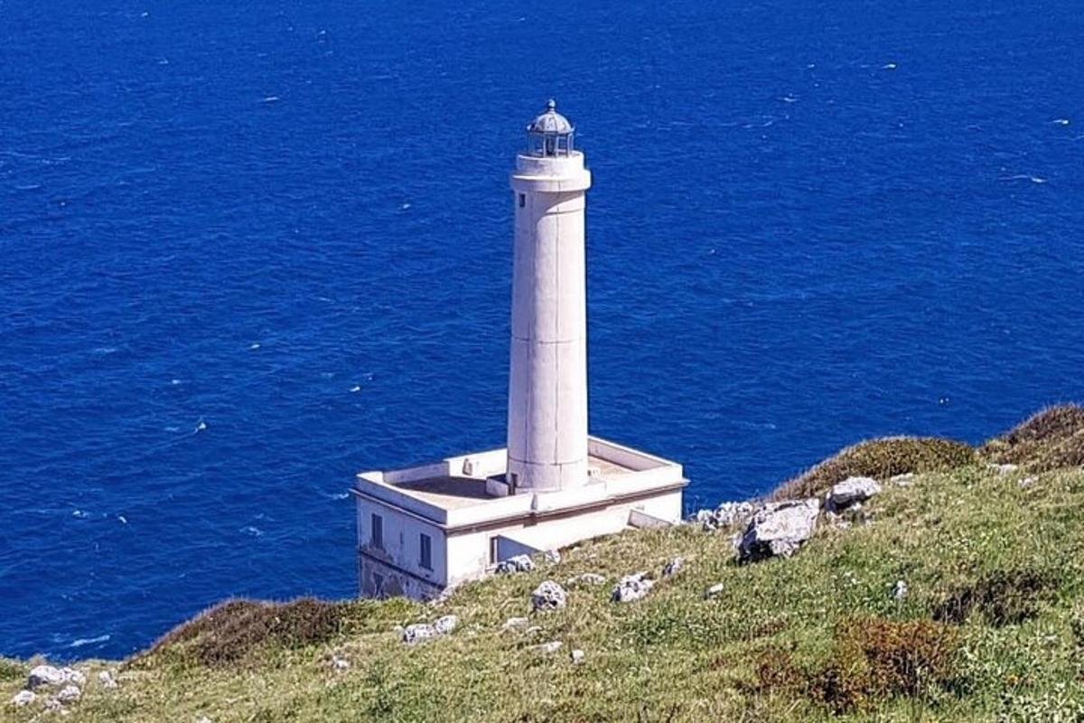 Ένας φάρος στην κορυφή ενός λόφου κοντά στον ωκεανό