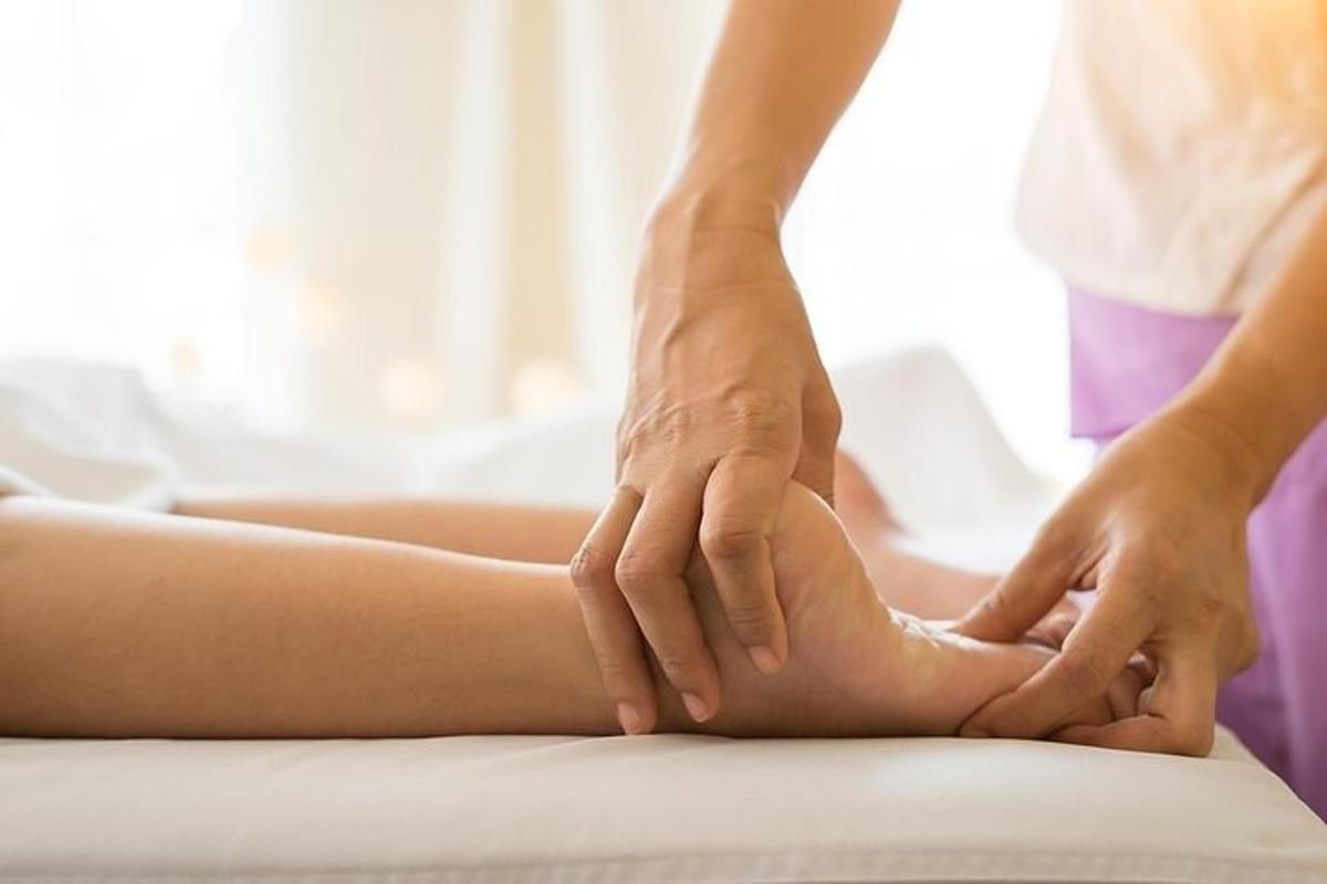 žena dostávající masáž od terapeuta