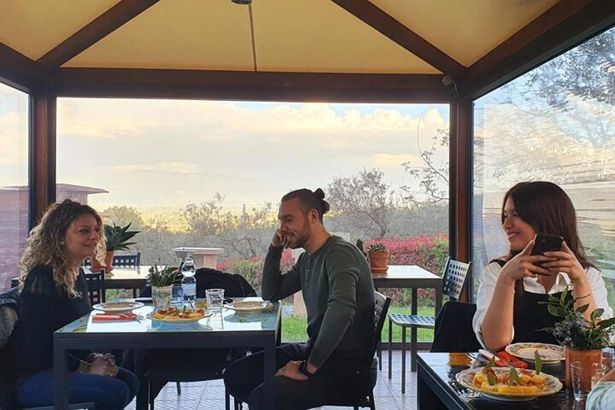 un grup de persones assegudes a una taula en un restaurant