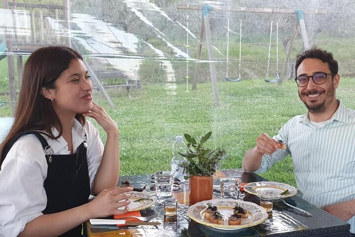 seorang lelaki dan seorang wanita duduk di meja
