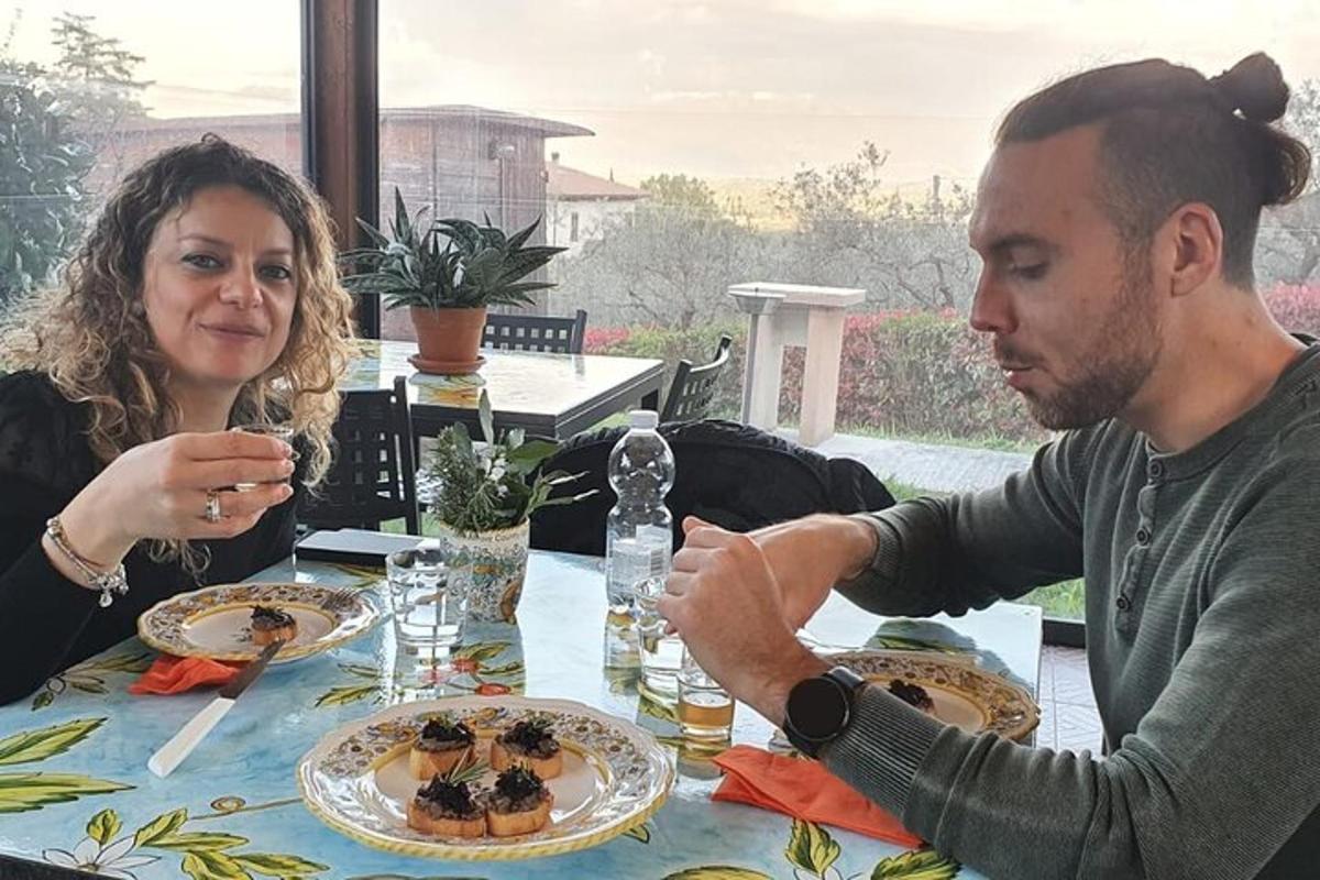 un home i una dona asseguts a una taula menjant