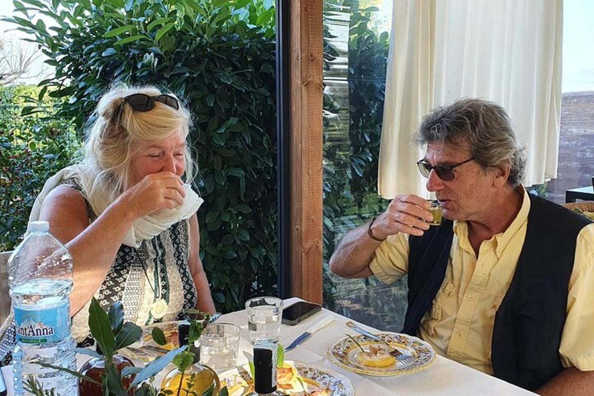en mann og en kvinne som sitter ved et bord og spiser mat