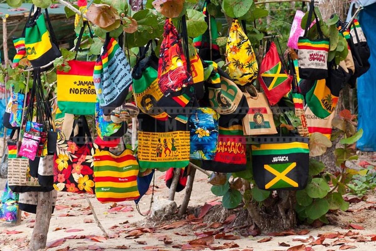 un grup de bosses de colors penjades d'un arbre