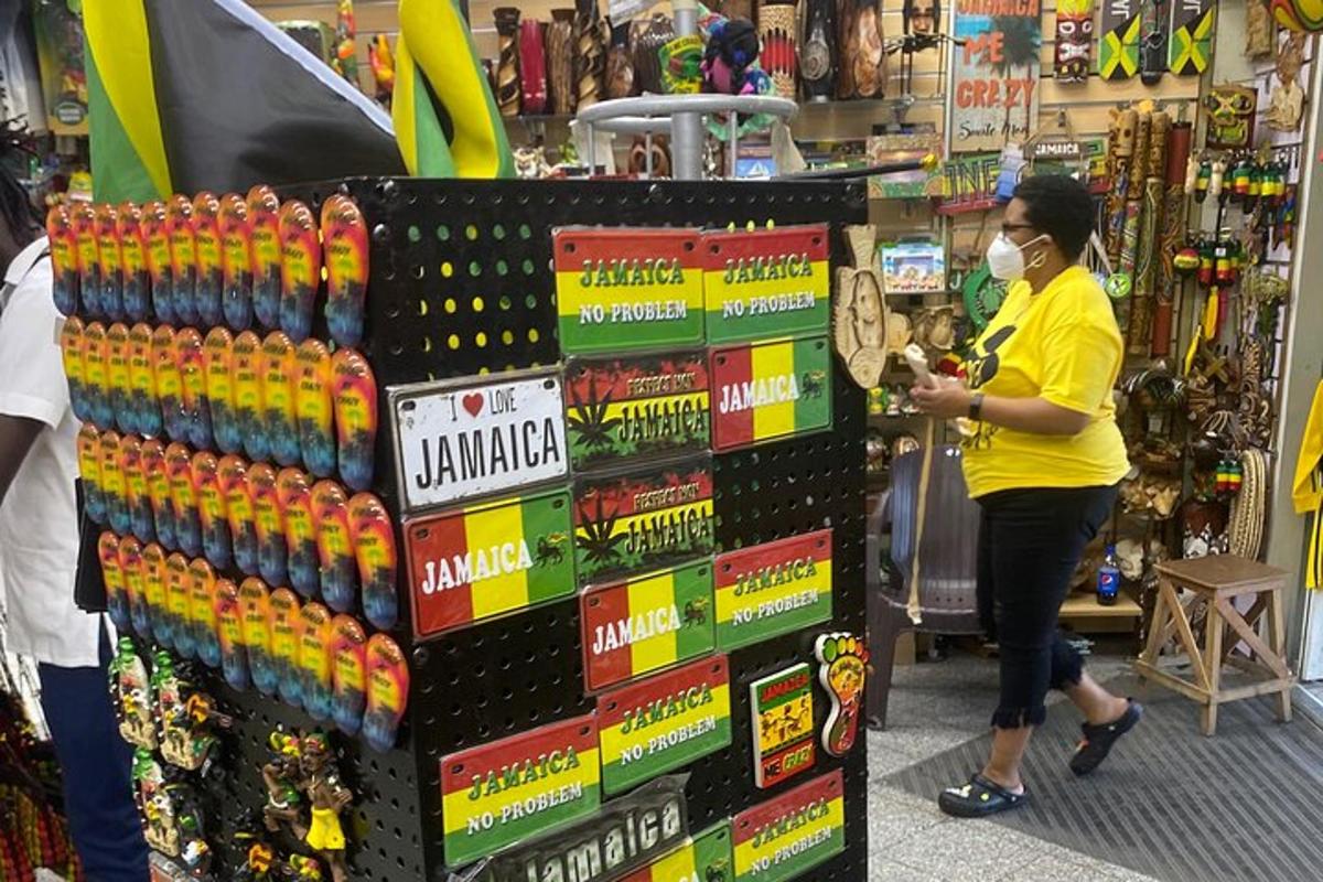 una dona en una botiga amb una pila d'ampolles de refresc