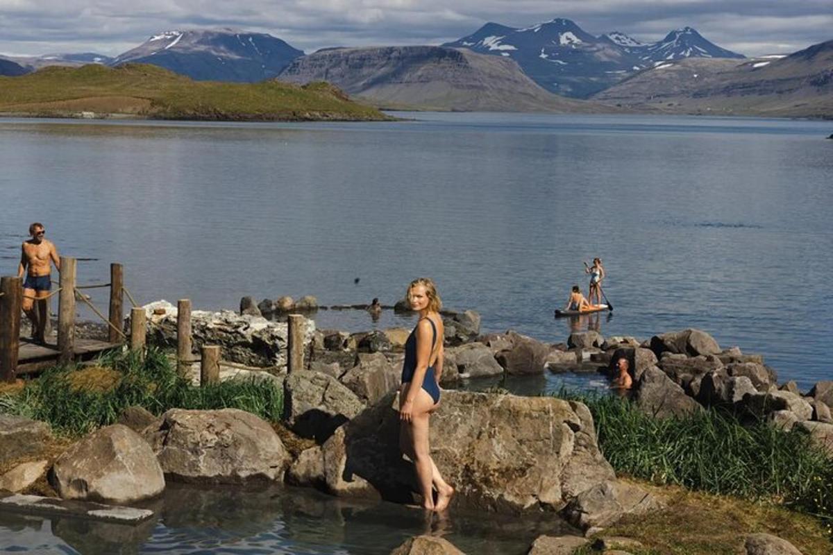 una donna in piedi sulle rocce in uno specchio d'acqua